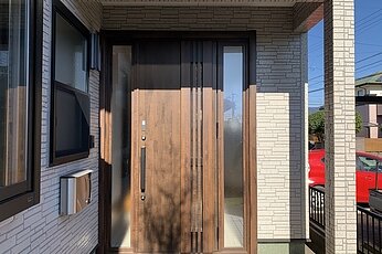 玄関ドアを模様替え